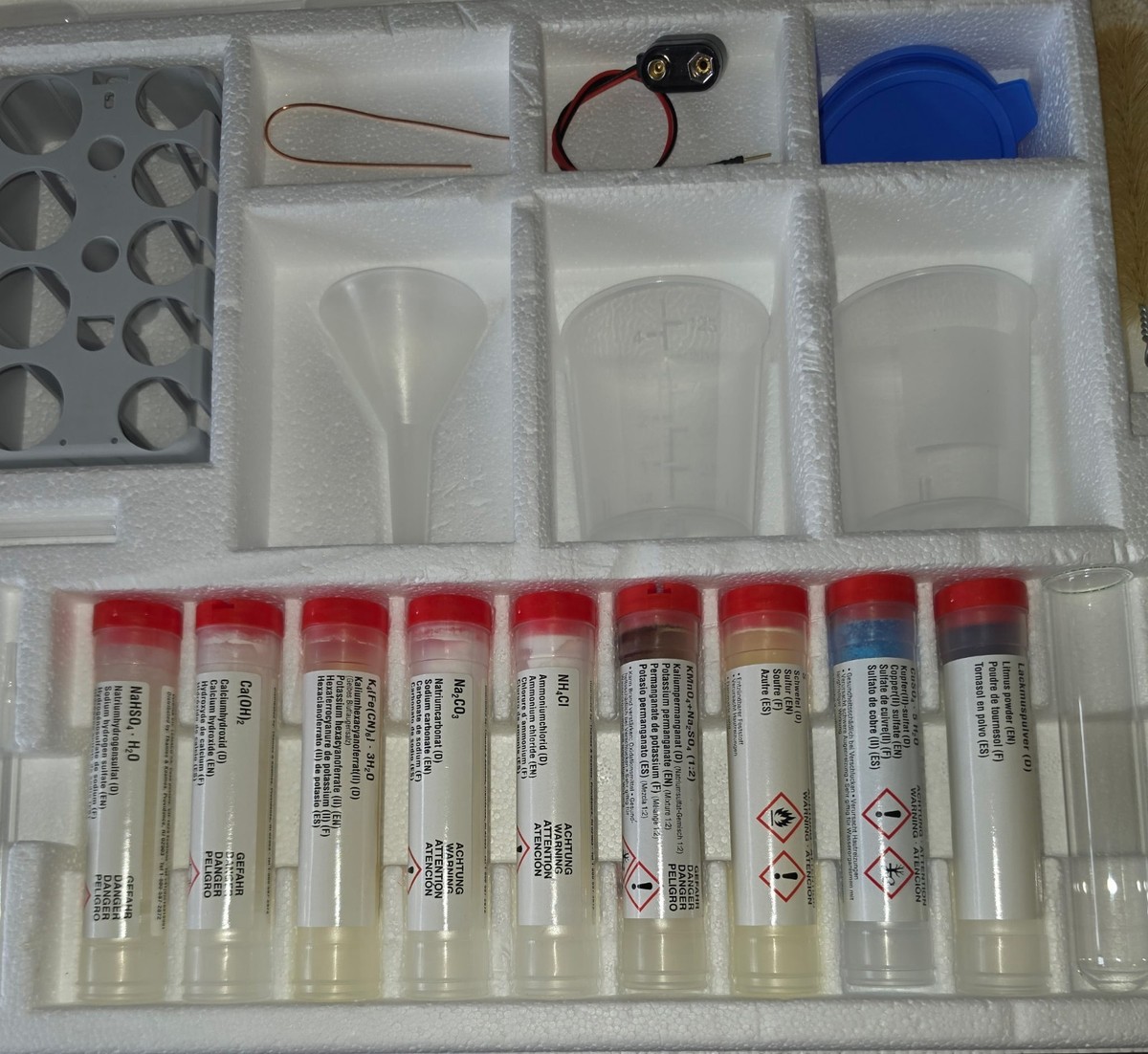 Thames & Kosmos 640132 Chem C3000 Chemistry Experiment Kit for