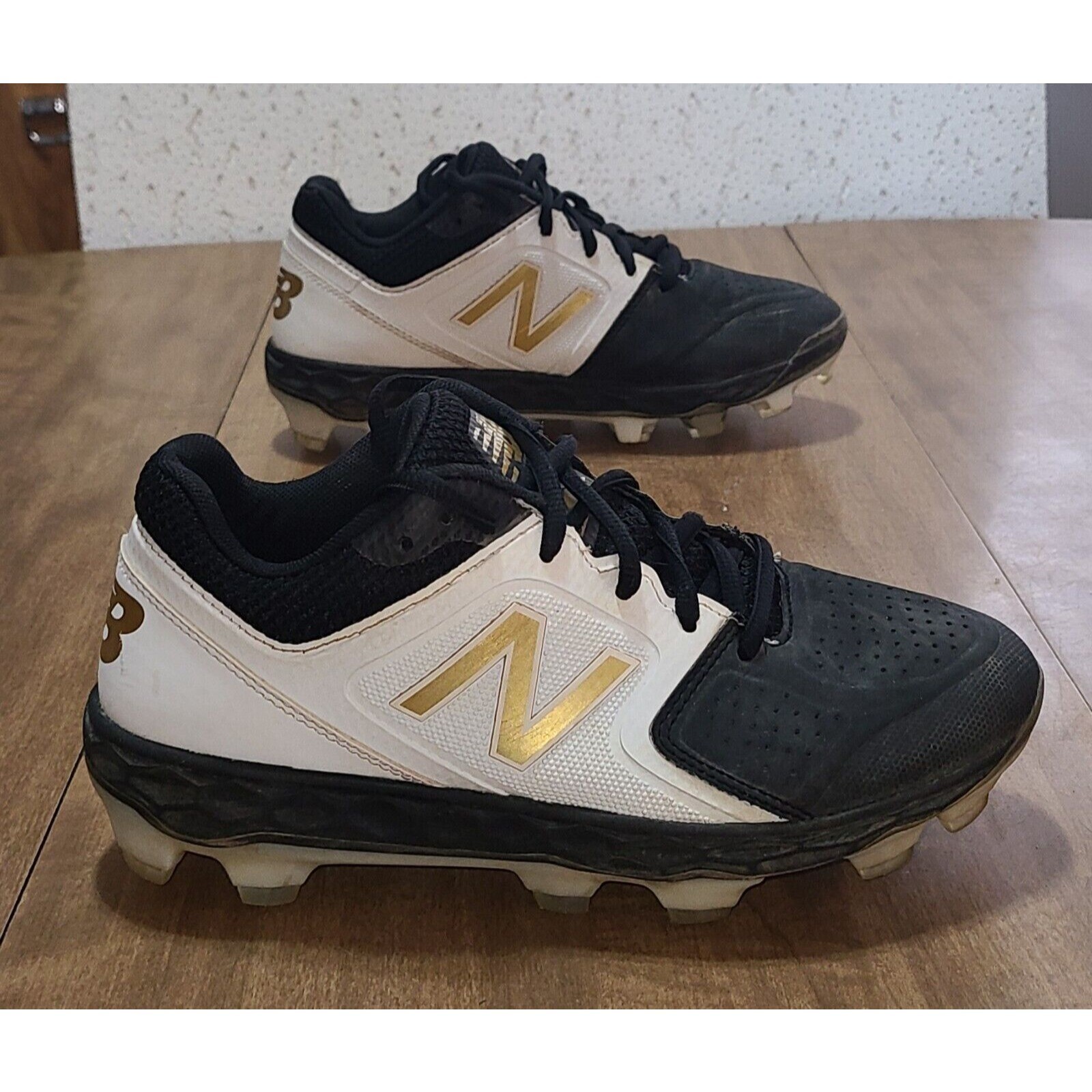 New Balance Women's LaCrosse Shoes Sz5.5 Fresh Foam Velo 1  Black/White.