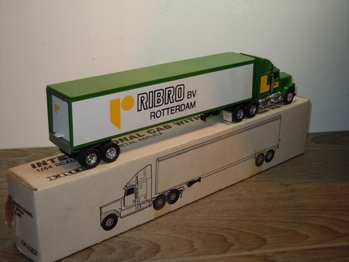 International Cab with Trailer - ERTL in Box *34625 - Picture 3 of 3
