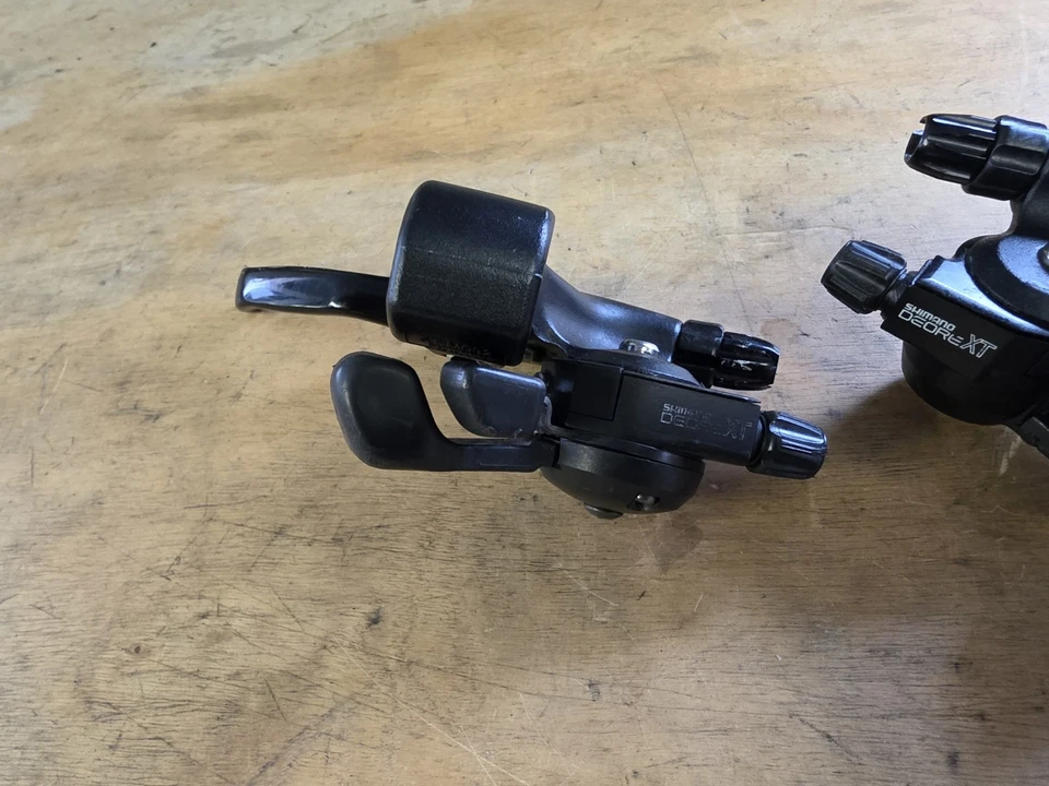 Palancas de cambio de freno Shimano Deore XT ST-M092 3 x 7 velocidades Foto 2 de 4