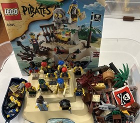 12 Lego Pirates Minifigures + Parts of 6241 Loot Island & 6240 Kraken Attackin