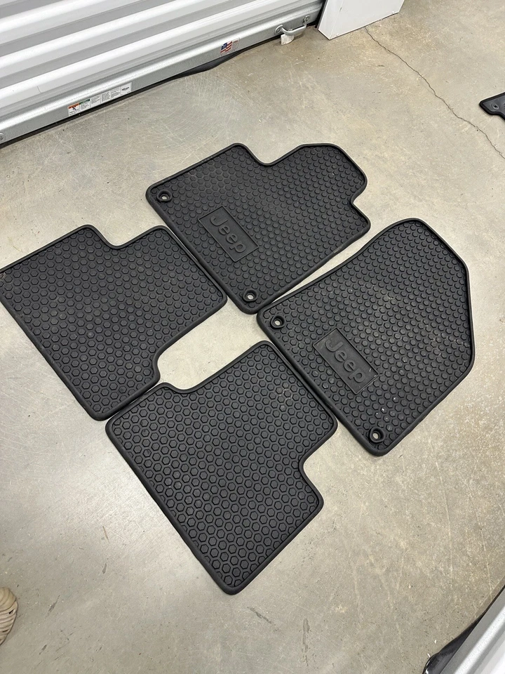 2014-2023 JEEP CHEROKEE TAPETES DE ASSOALHO DE BORRACHA DIANTEIROS TRASEIROS PARA TODAS AS CONDIÇÕES CLIMÁTICAS FABRICANTE DE EQUIPAMENTO ORIGINAL - Imagem 2 de 4