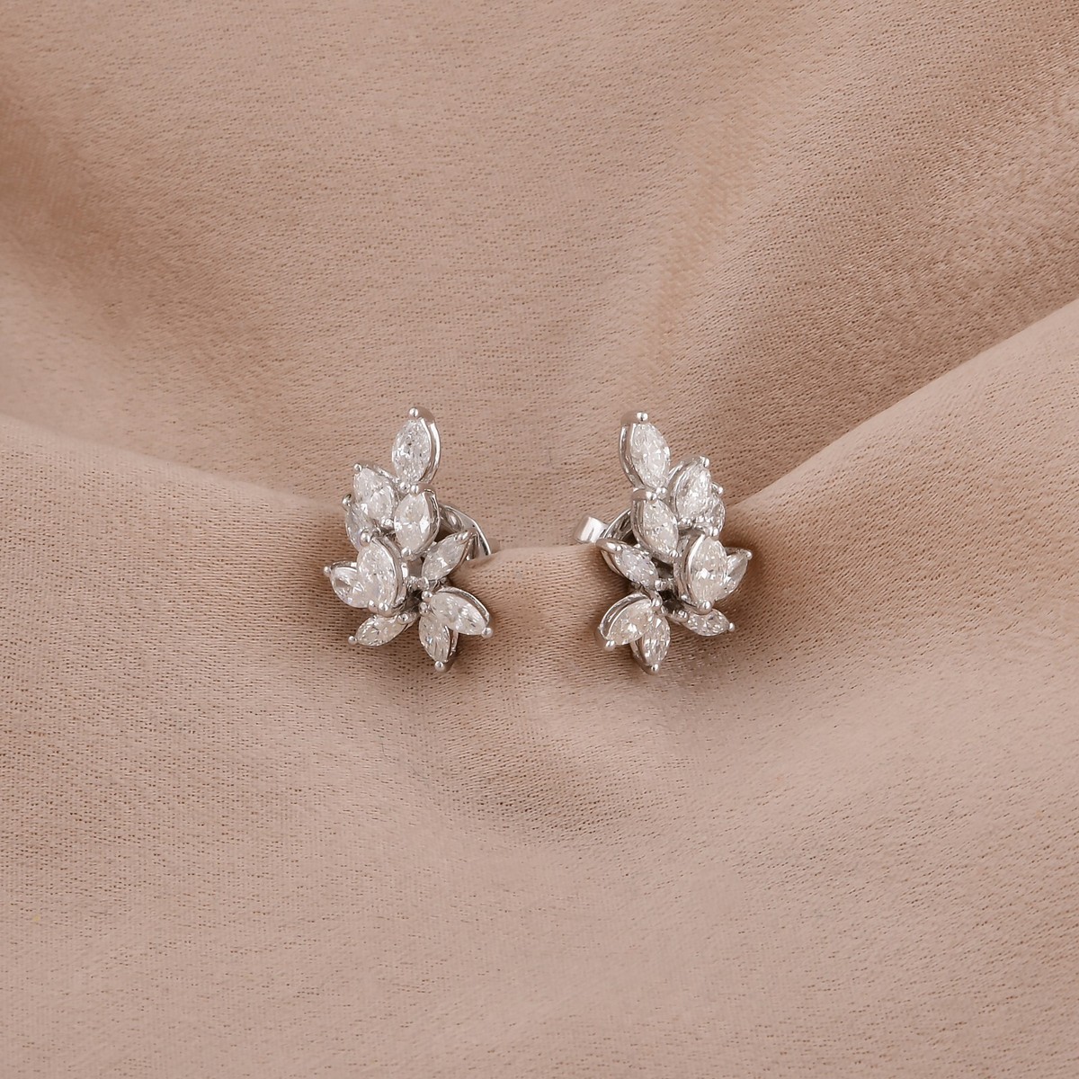 アクセサリー coldframe MOTHER'S WHITE QUARTZ STUDS White_Quartz_Studs_Gold_V1.jpg