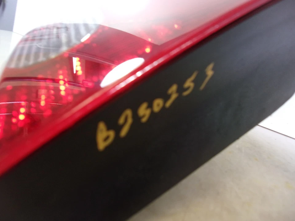 Luz trasera Saturn serie L L200 L300 2003-2005 sedán conductor cuarto izquierdo panel OEM Foto 4 de 4