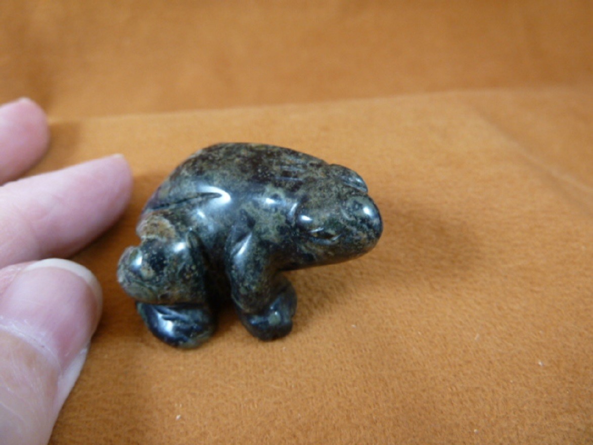 Y-FRO-580) Green black FROG stone gemstone CARVING figurine