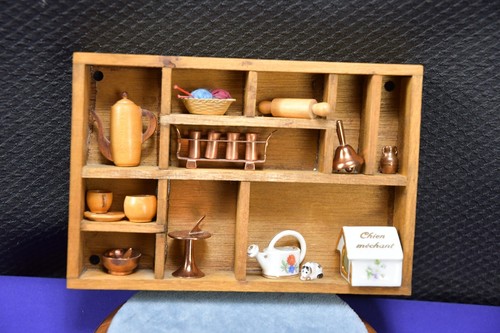 Kleines Schattenkasten Display mit einer Sammlung von Miniaturartikeln
