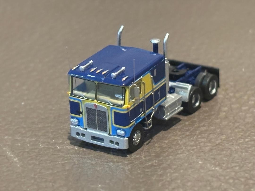 Trainworx N Scale 41056 Kenworth K100 VIT tractor Potomac Blue & Yellow
