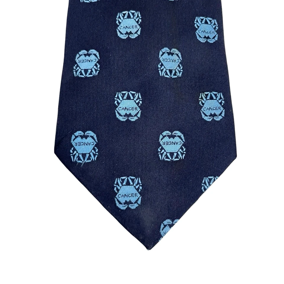 Corbata Fornasetti para Hombres "Zodiacus" Zodiaco Cáncer Signo Azul Marino Seda 3 7/8" (W) 58.5" (L) Foto 4 de 4