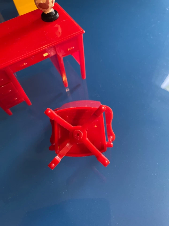 Escritorio para profesores Renwal Schoolhouse (roto), silla giratoria y escritorio para 5 estudiantes Foto 3 de 4