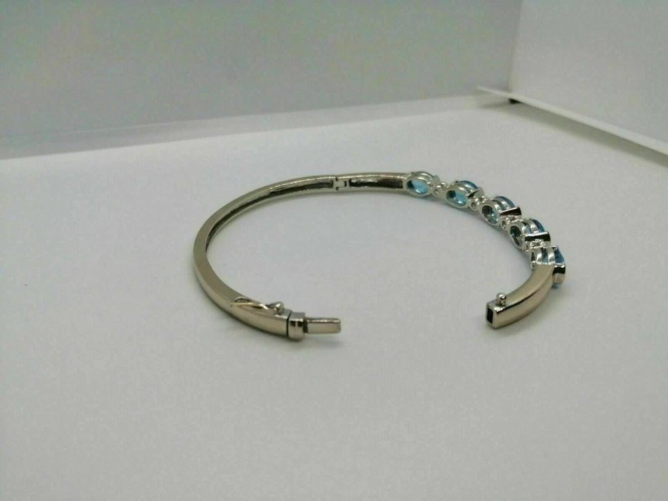 Brazalete brazalete de diamantes y topacio simulado corte ovalado de 4 quilates enchapado en oro blanco de 14 quilates Foto 4 de 4