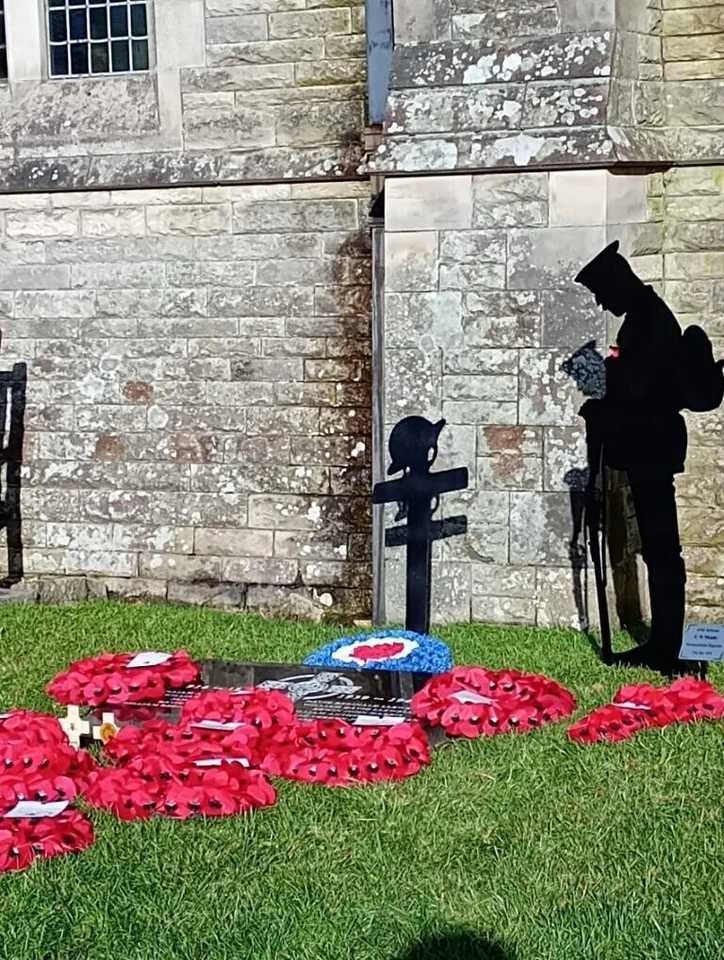 Metal Tommy Soldier Silhouette 3ft Statue w/ Remembrance Cross - Lest We Forget - Image 3 of 4