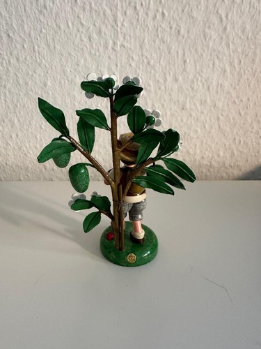 HUBRIG VOLKSKUNST GMBH JAHRESFIGUR 2023 JUNGE MIT MANDELBÄUMCHEN MANDEL WIE NEU! - Bild 7 von 7