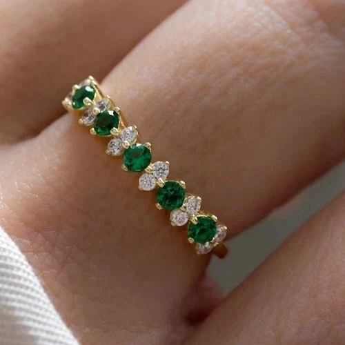 Alianza de boda de eternidad de esmeralda verde simulada de 1,50 quilates enchapada en oro amarillo de 14 k Foto 4 de 4