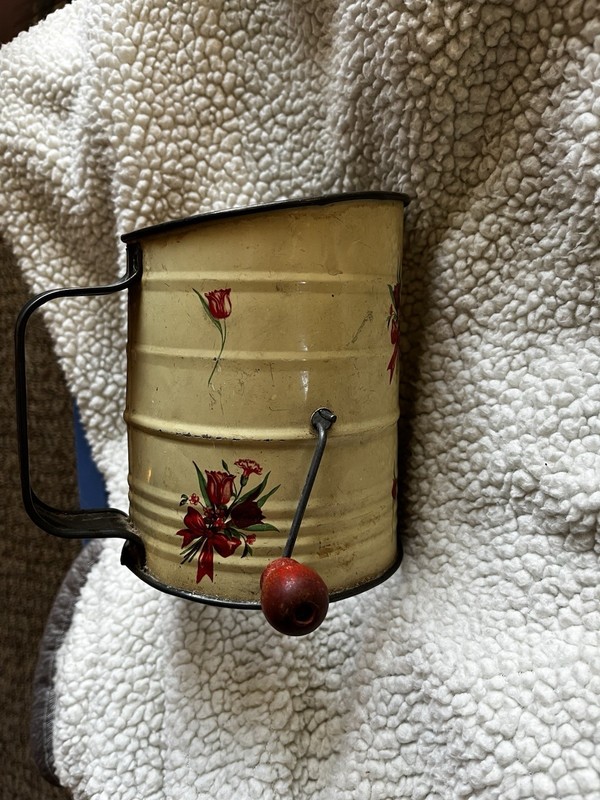 VINTAGE FLOUR SIFTER FROM THE 1950’s