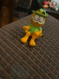 1981 Sitting Garfield Figurine Cowboy / Safari Hat Green Shirt Action Figure VTG