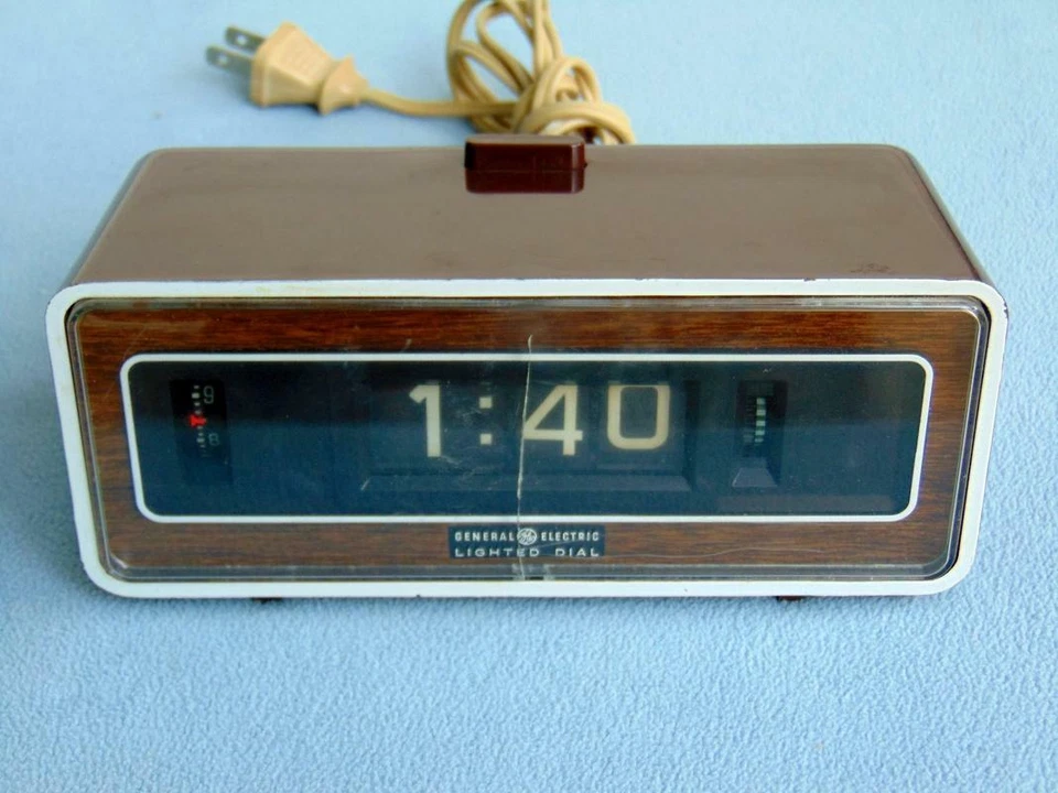 Vintage GE Flip Clock Bedside Night Light Retro Estate Find Runs Crack Face GY - Image 2 of 4