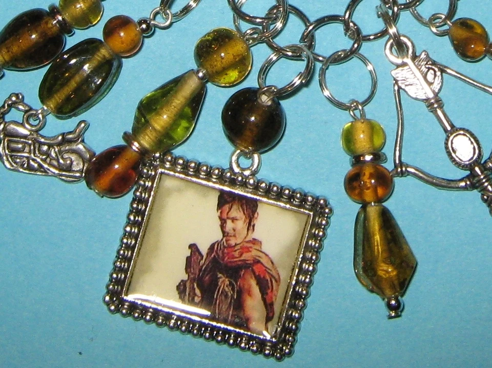 PULSERA "DARYL DIXON" - WALKING DEAD - ÚNICA EN SU CLASE ARTE ALTERADO ENCANTO Foto 4 de 4