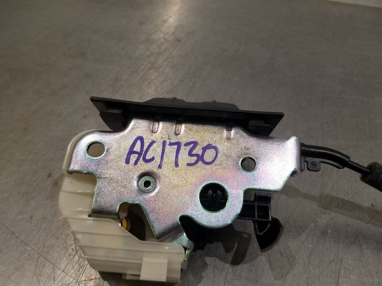 Bentley Bentayga REAR Trunk latch