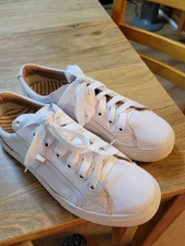 Ladies White Leather Sneakers By TAOS sz 10. Excellent Condition