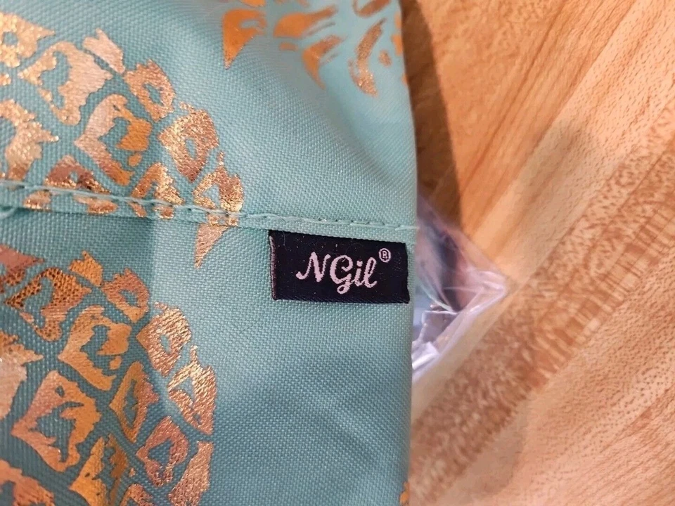 Estuche Cosmético Lona NGIL Verde Azulado con Piñas Doradas, Acentos Azul Marino, Nunca Usado Foto 4 de 4