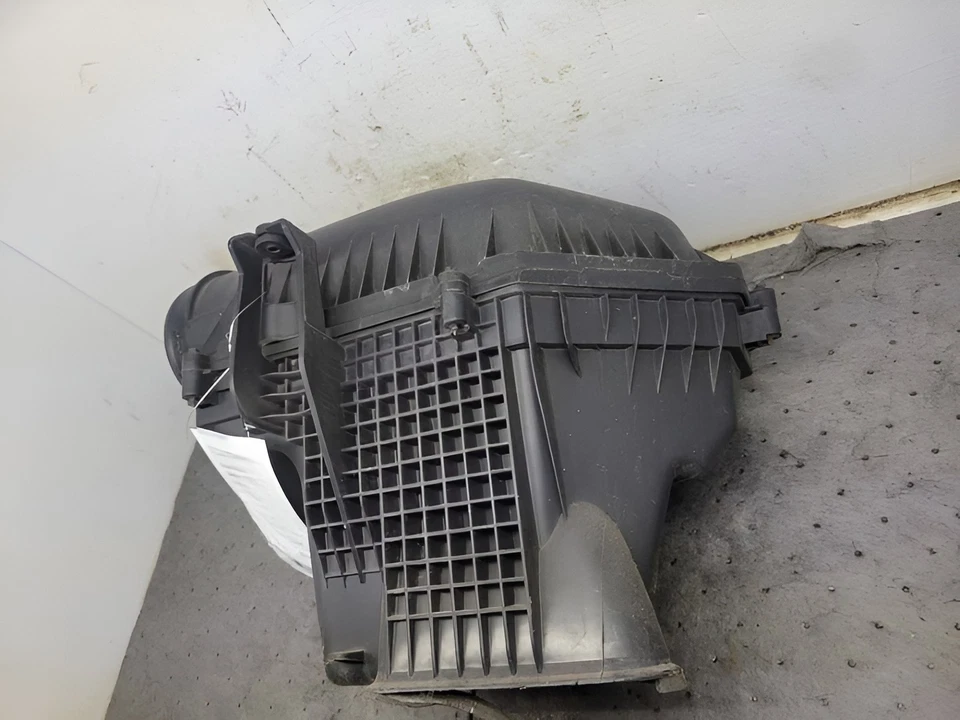 2011-2017 Dodge Charger Air Cleaner Intake Box Assembly 5.7L OEM - Image 2 of 4