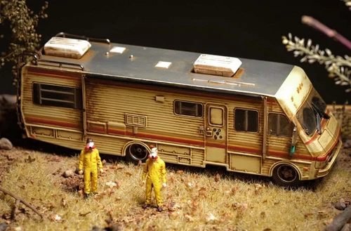 1:64 Greenlight Breaking Bad RV Bus Model with Custom Weathering - Picture 8 of 12