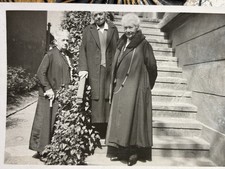 👩 Foto ältere Frauen Treppe Mantel Mode Gehstock 30er frühe 40er Jahre 8x6