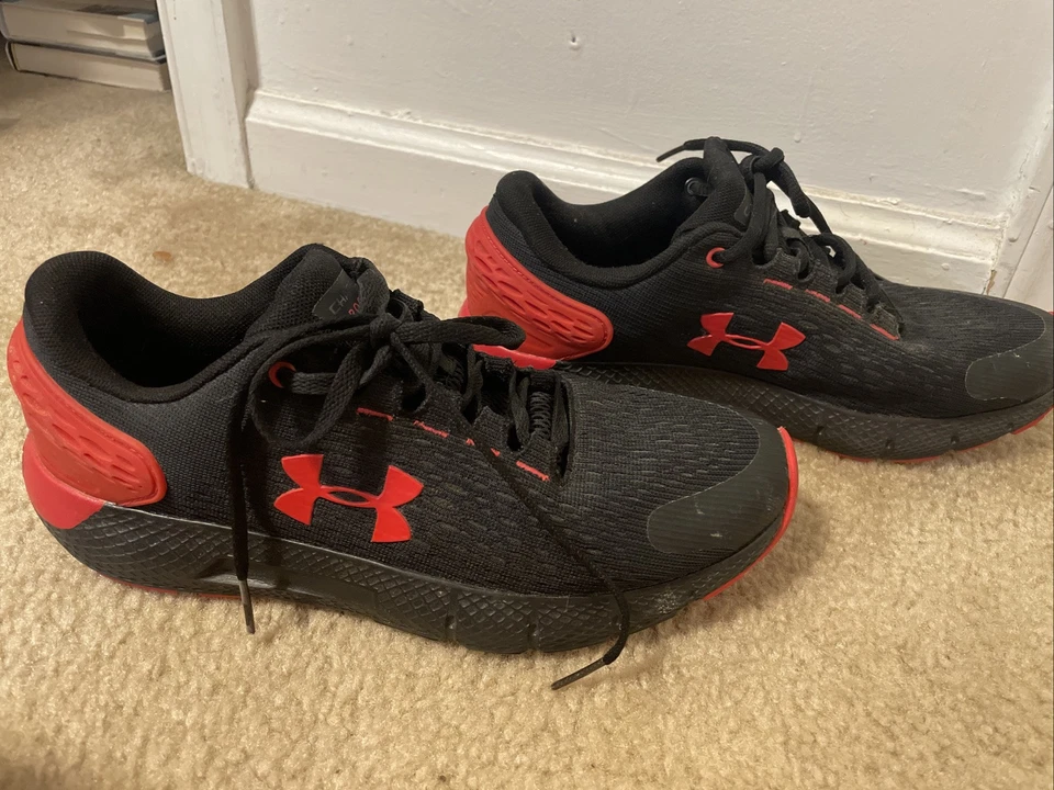 Zapatos Under Armour Charged Rogue negros/rojos talla 7y Foto 3 de 4