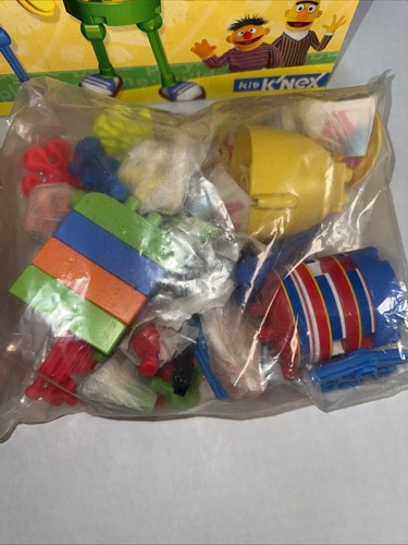 Kid K'NEX SESAME STREET Ernie Bert Elmo set costruzioni nuovo con scatola danneggiata NO COPERCHIO - Foto 10 di 11
