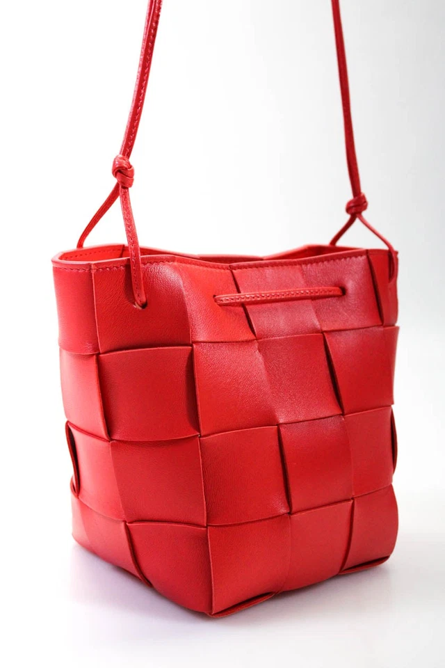 Bolso de mano Bottega Veneta para mujer pequeño casete Intrecciato cuero cubo rojo Foto 4 de 4