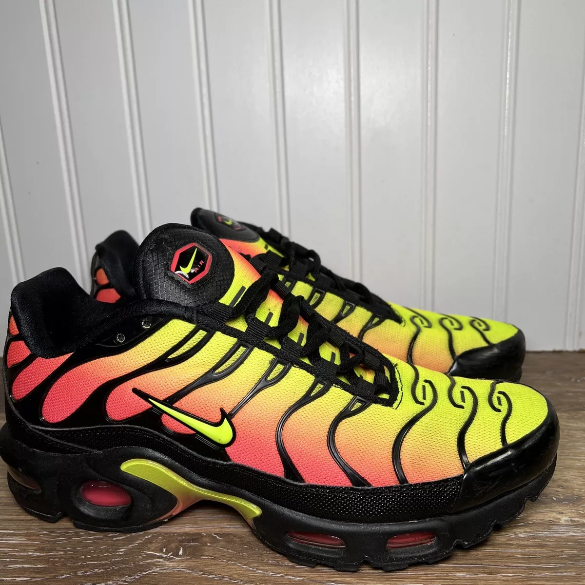 Nike air max plus - women's black/volt/solar red tn top
