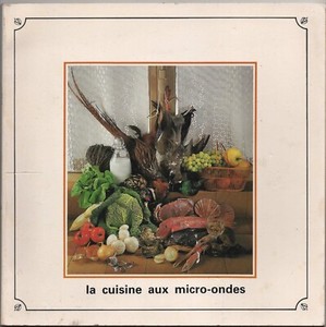 Die Küche mit der Mikrowelle.