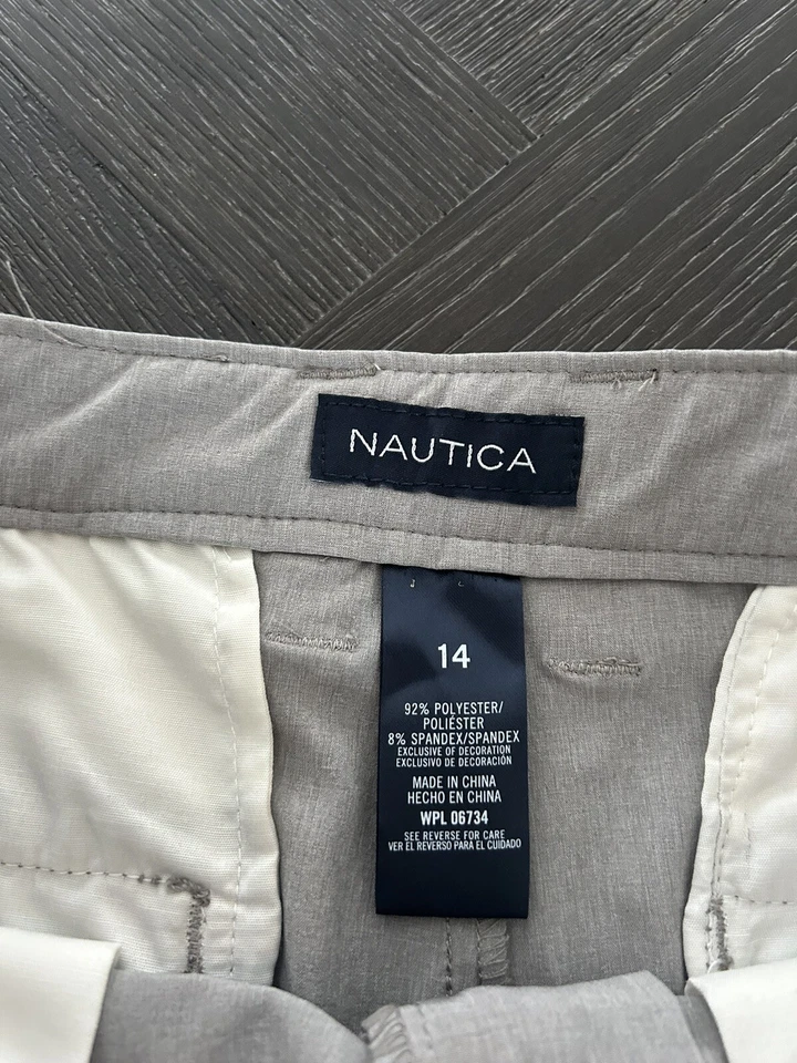 Pantalones cortos de vestir elásticos grises Nautica para niños Foto 2 de 2