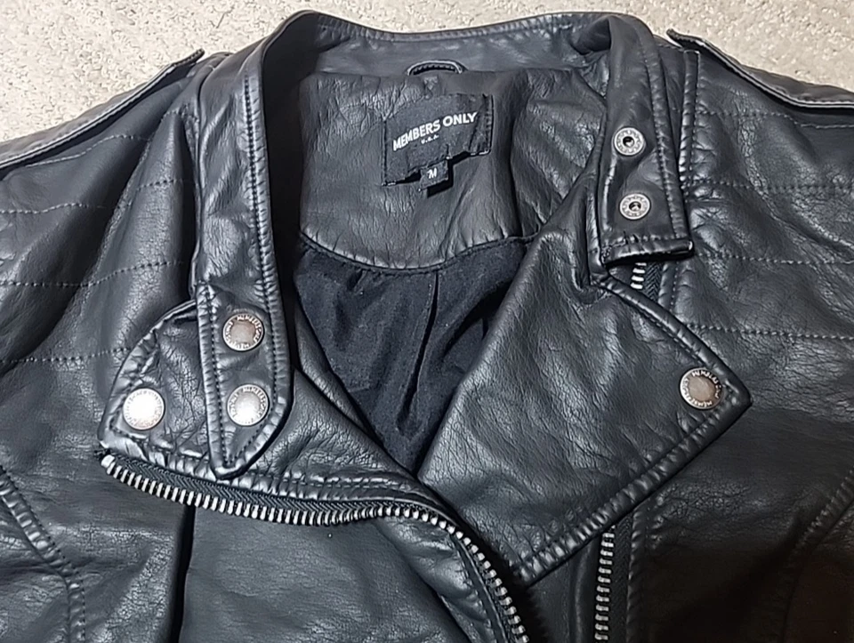 Jaqueta de couro sintético marca somente membros, motoqueiro tamanho M assimétrica - Imagem 2 de 4