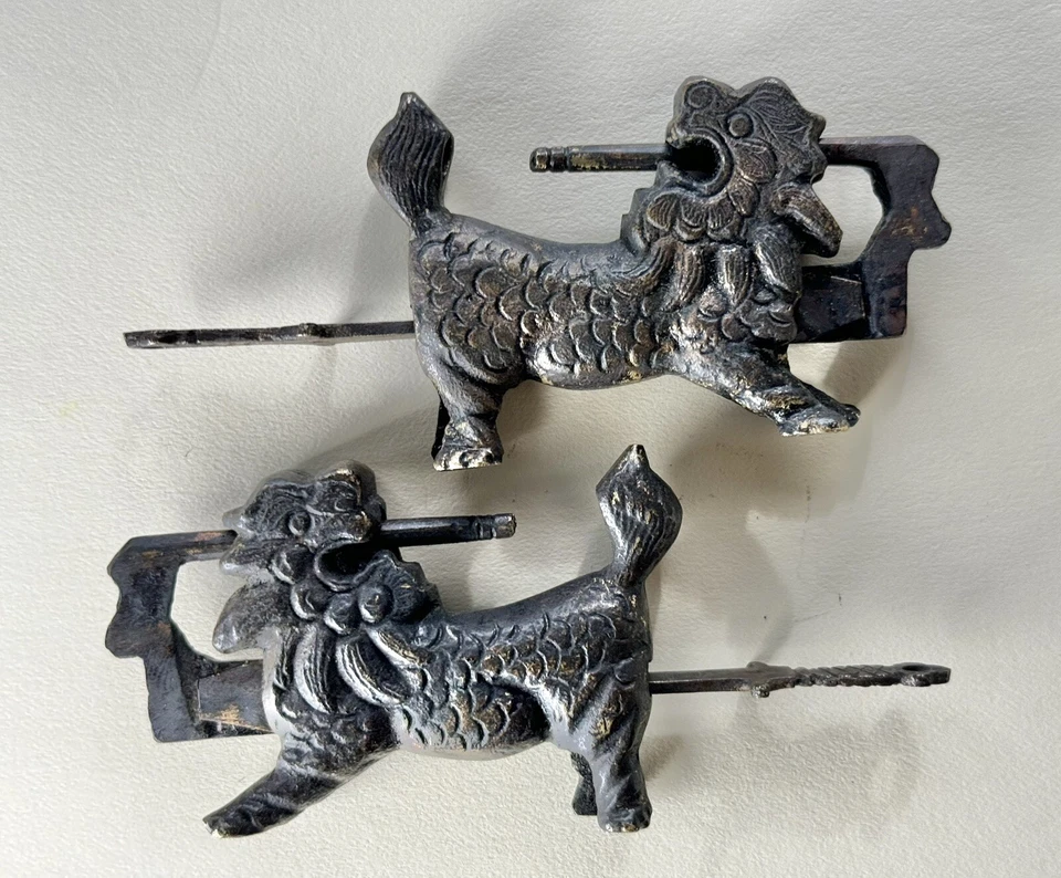 Par de cerraduras antiguas chinas de bronce para perro Foo con llaves estilo espada Foto 2 de 4