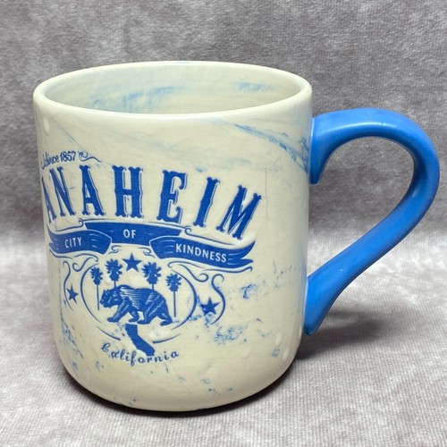 Taza de cerámica Anaheim diseño mármol azul y blanco con estampado City Of Kindness 16 oz - Imagen 1 de 11