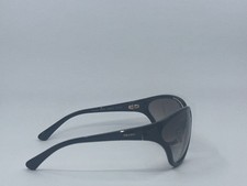 Lunettes de Soleil Prada SPR 22V Cat Eye Oversize Neuves - usage example