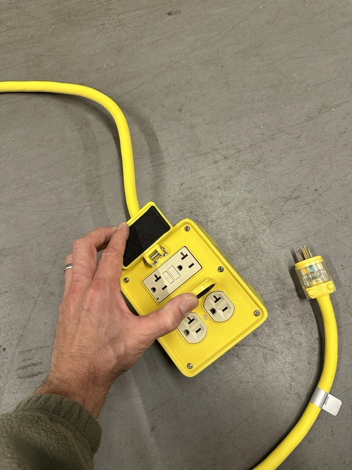 Caja de distribución de energía Woodhead Angle 120v 20A Foto 2 de 3