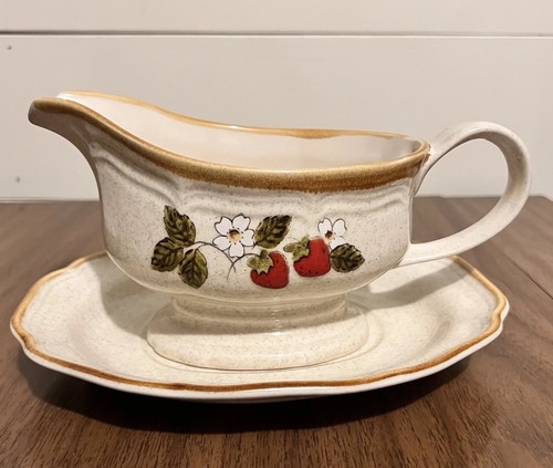 Mikasa Strawberry Festival Gravy Boat EB801 Japan 8.5” with Underplate