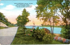 1945, Drive Between Highland Park & Harbor, GRAND HAVEN, Michigan Linen Postcard