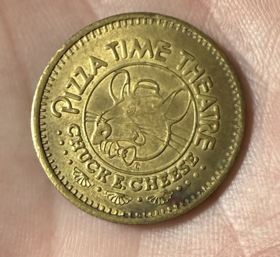 ちーず A148 1982 Chuck E. Cheese 25¢ Play Value Token In Pizza We Trust