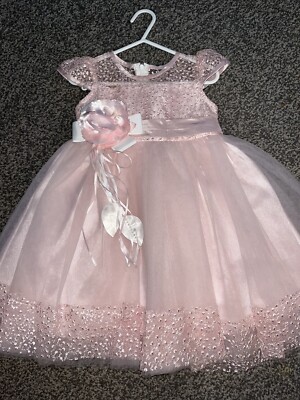 12-18 Monate. Baby Mädchen. Beau Kid Kleid / Kindersalon. Gelbe Markierung auf Blume