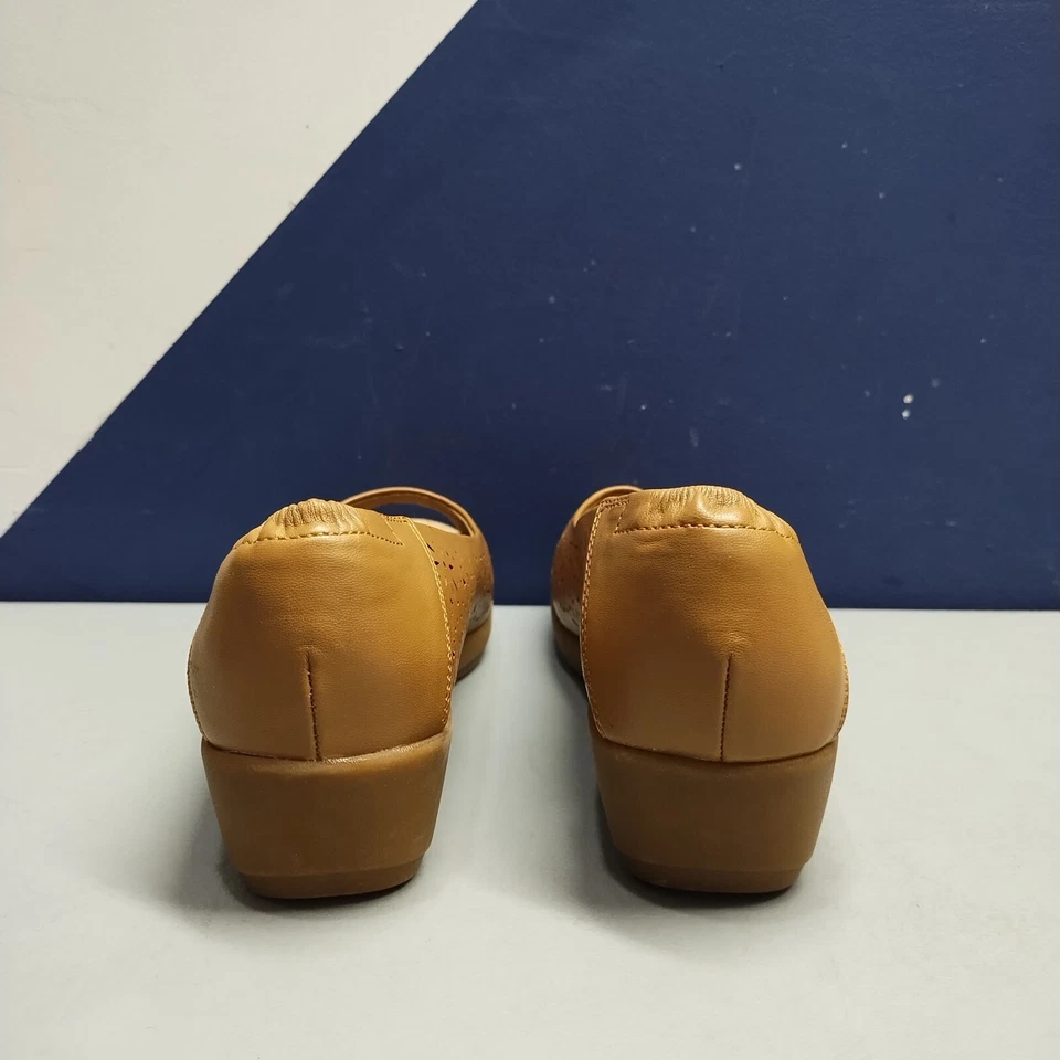 Zapatos de salón de cuña Baretraps Madina para mujer EE. UU. 10M marrón tostado perforado floral punta abierta Foto 4 de 4