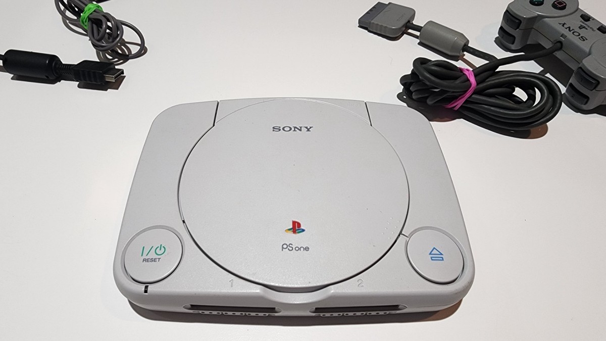 PS one(SCPH-100)本体+ソフト16本 PS one(SCPH-100)本体+ソフト16本 PS