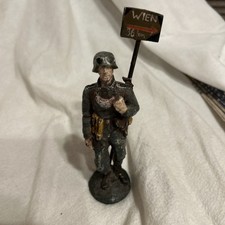 Soldat  Wahrscheinlich von den bekannten Herstellern Elastolin oder Lineol.