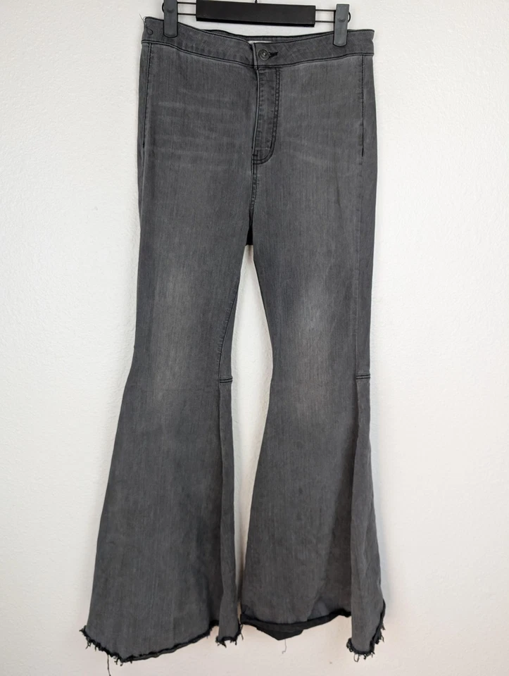 Pantalones de mezclilla We The Free para mujer 29 gris acampanado desgastado dobladillo crudo tiro alto boho grunge Foto 2 de 4