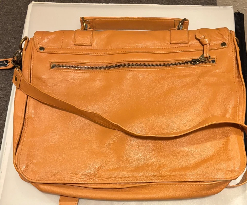 Bolso de mano italiano Proenza Schouler de cuero con correa para el hombro Foto 2 de 4