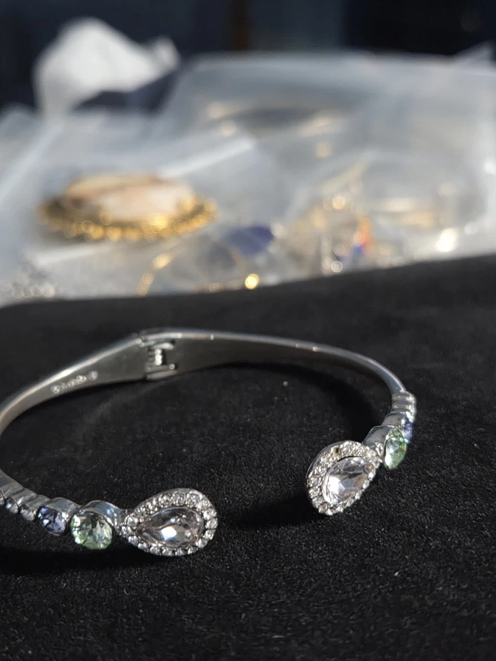 Brazalete Givenchy en forma de pera circonita cúbica bypass talla 6,5"+ excelente estado Foto 2 de 4