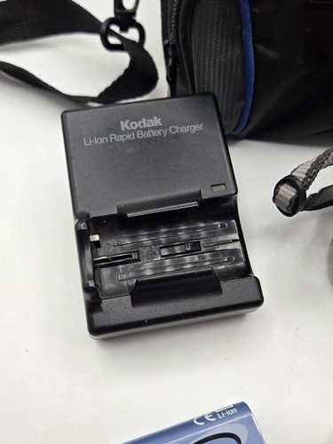 Kodak EasyShare Z612 6.1MP Digital Camera - Silver - With Charger and Case - Picture 2 of 8