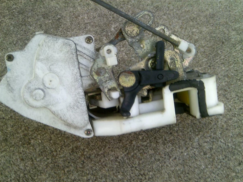 90 91 92 93 Honda Accord 4 Door RH Rear Power Door Latch And 2 Attaches Rods Foto 3 de 4